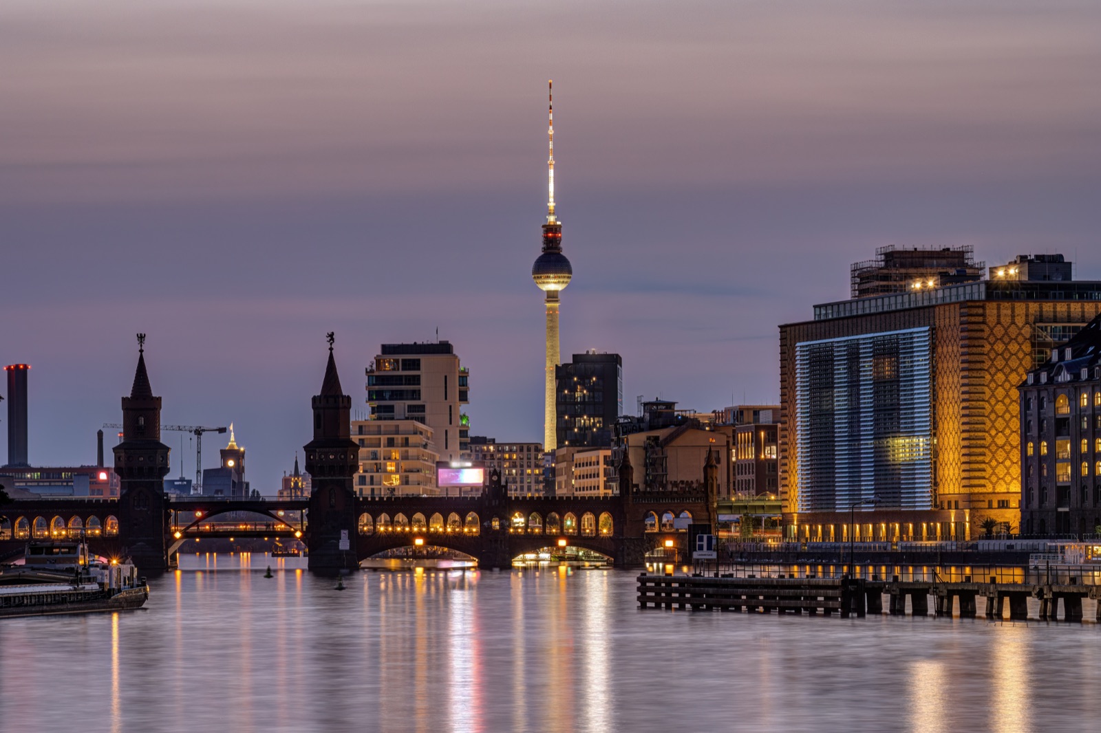 Abendstimmung an der Spree in Berlin mit Oberbaumbrücke und Fernsehturm